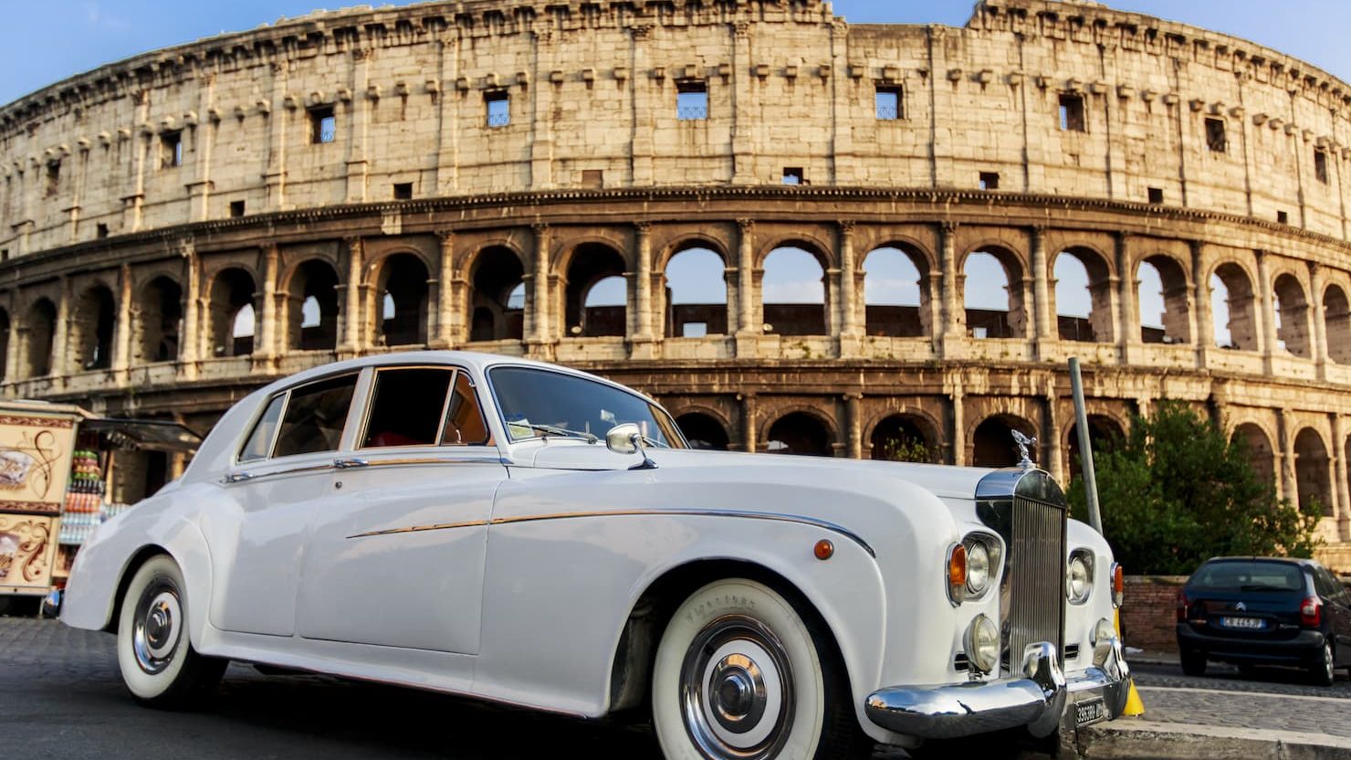 Rolls-Royce di fronte all'Anfiteatro Flavio